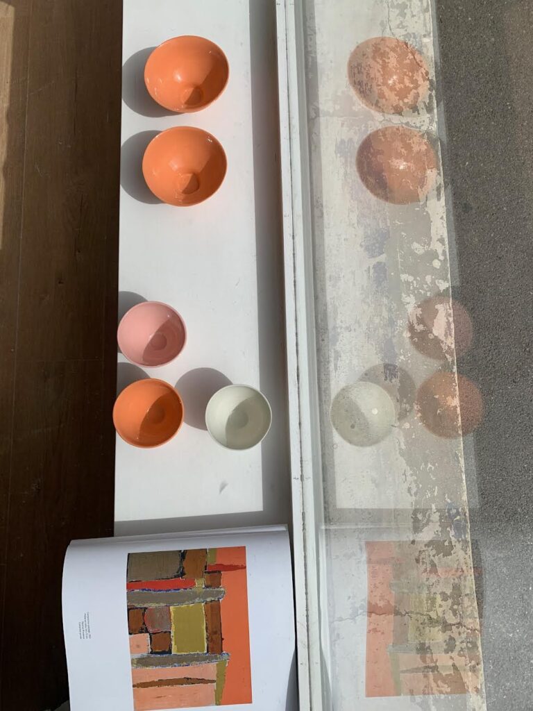 Coupelles orangées et blanches en vitrine, Elisabeth Hardy céramiste