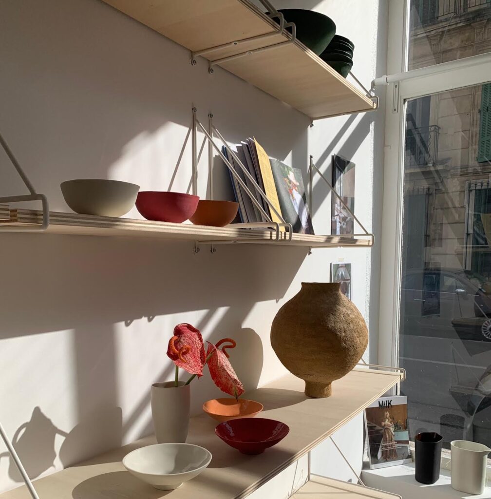 Étagère colorée et pièce en grès roux, Elisabeth Hardy céramiste