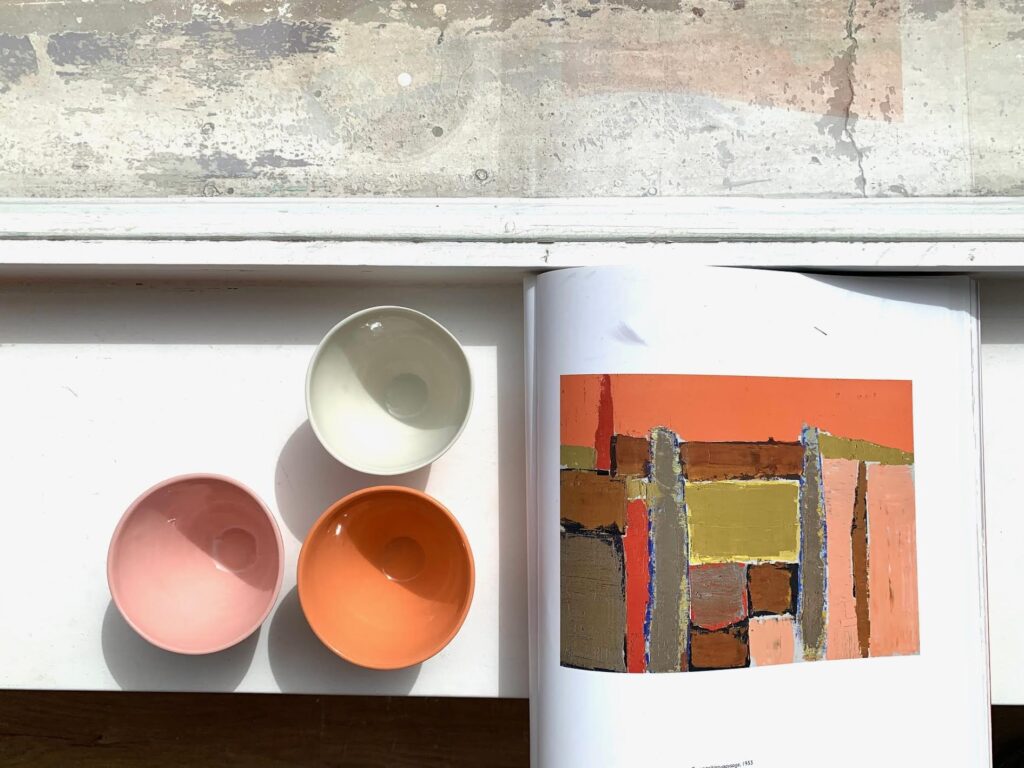 Bols Sunset et Craie posés sur un livre d'art, Elisabeth Hardy céramiste