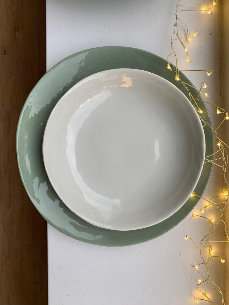 Assiettes plate et creuse superposées, Elisabeth Hardy céramiste