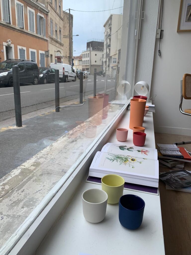 Tasses à café en porcelaine sur le rebord de la fenêtre du studio Elisabeth Hardy