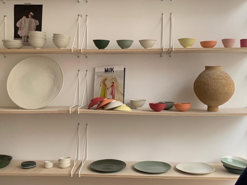 Vase en grès roux, pièce unique, et bol en porcelaine Ciel par Elisabeth Hardy