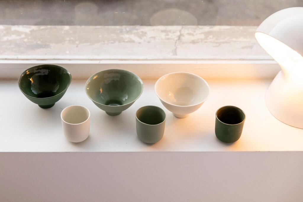 Bols alto et tasses à café en porcelaine colorée dans la masse par Elisabeth Hardy