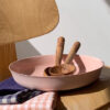 Plat circulaire en porcelaine, coloris Ciel par Elisabeth Hardy