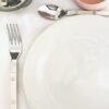Assiette plate en porcelaine, coloris Ciel par Elisabeth Hardy