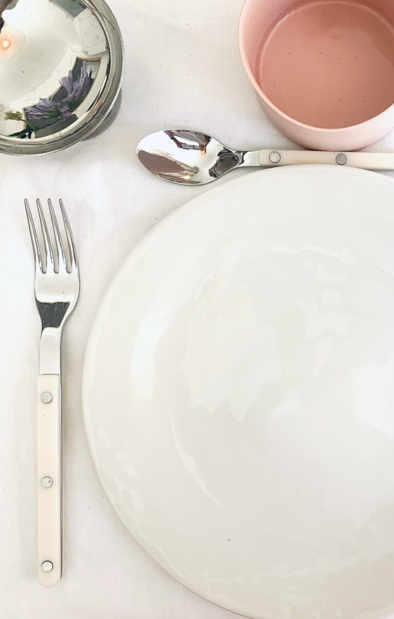 Assiette plate en porcelaine, coloris Ciel par Elisabeth Hardy