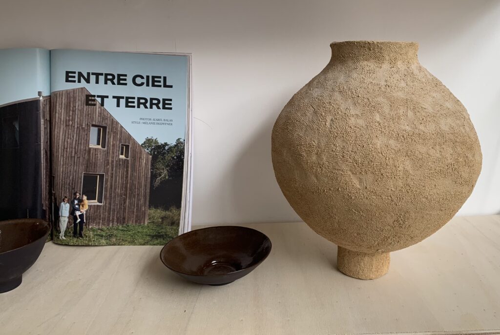 Grès roux et livre d'architecture, Elisabeth Hardy céramiste