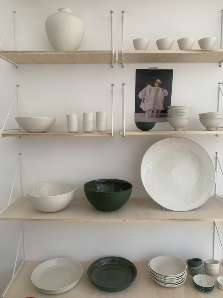 Assiettes et bols en porcelaine colorée au studio, Elisabeth Hardy céramiste