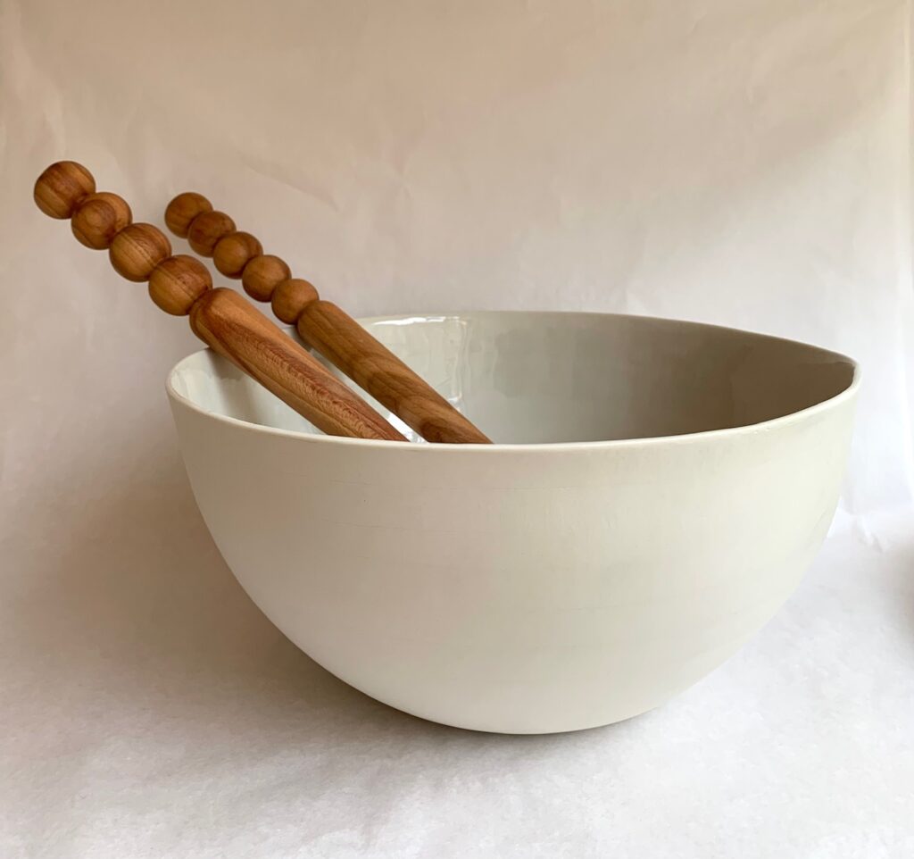 Saladiers et plats en porcelaine colorée, Elisabeth Hardy