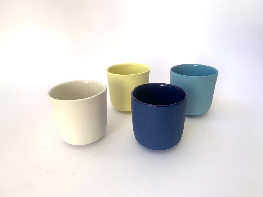 Tasses à café en porcelaine colorée dans la masse, Elisabeth Hardy céramiste