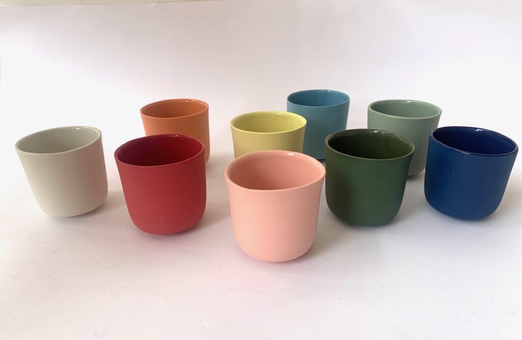 La collection de tasses à café dans toutes ses couleurs, Elisabeth Hardy céramiste