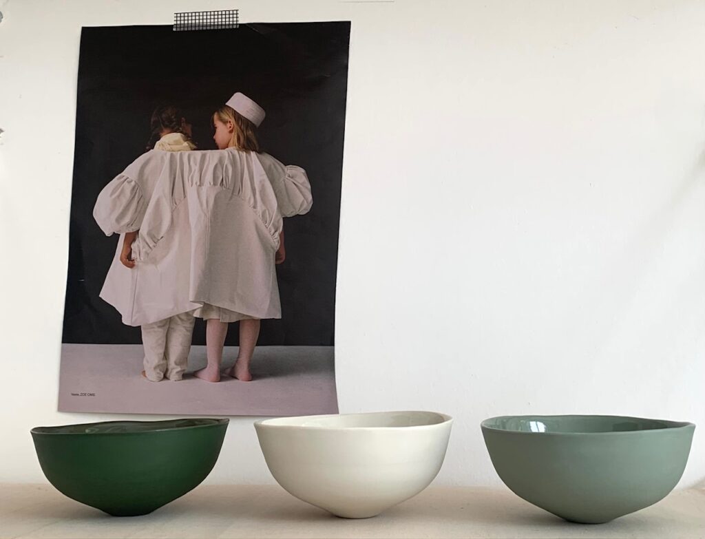 Trois bols et une affiche de mode, Elisabeth Hardy céramiste
