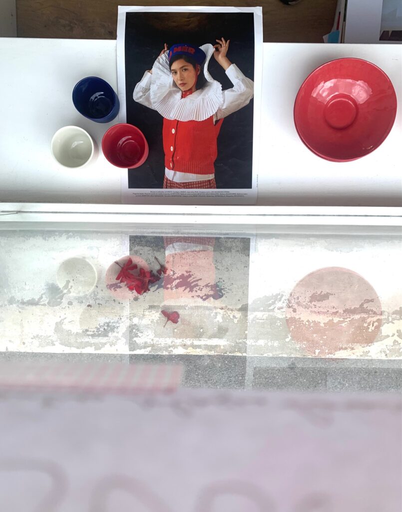 Vitrine et affiche, porcelaines rouges et blanches, Elisabeth Hardy céramiste
