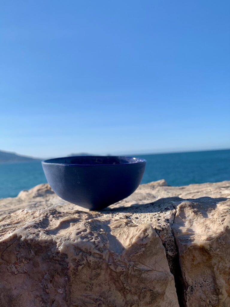 Bol équilibre posé sur les rochers, face à la mer, Elisabeth Hardy céramiste