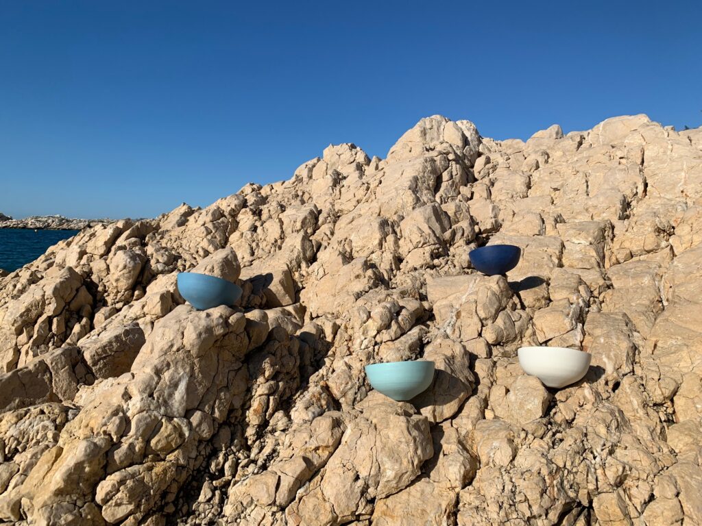 Porcelaines alignées sur la roche, ciel de Méditerranée, Elisabeth Hardy céramiste