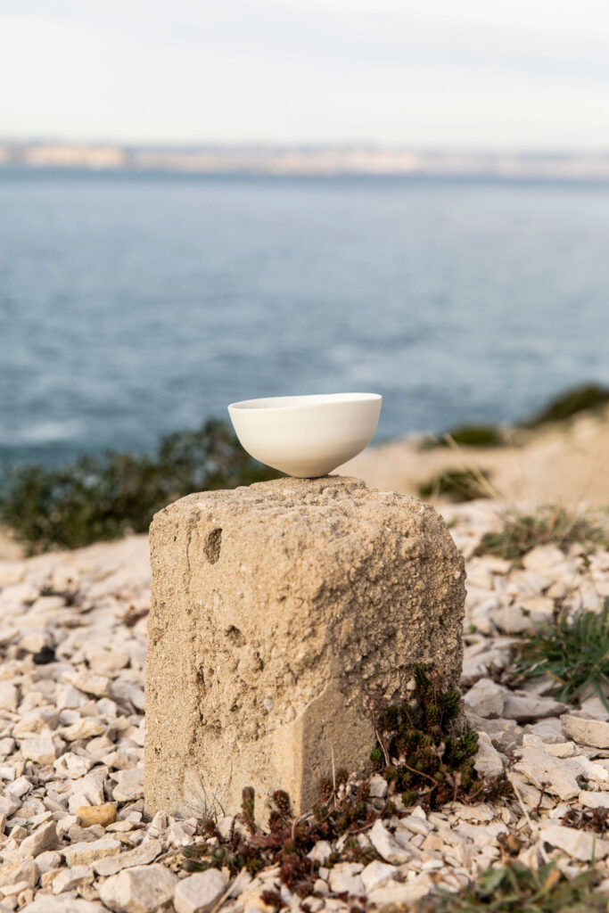 Bol blanc sur un rocher, la mer en fond, Elisabeth Hardy céramiste