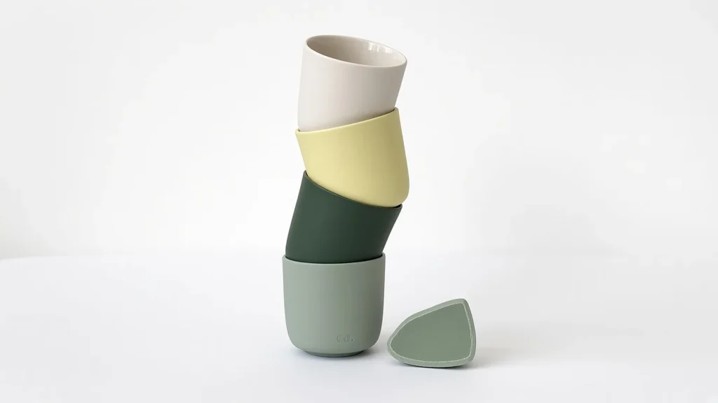 Tasses en porcelaine colorée dans la masse empilées, vert sauge, vert pinède, jaune et blanc