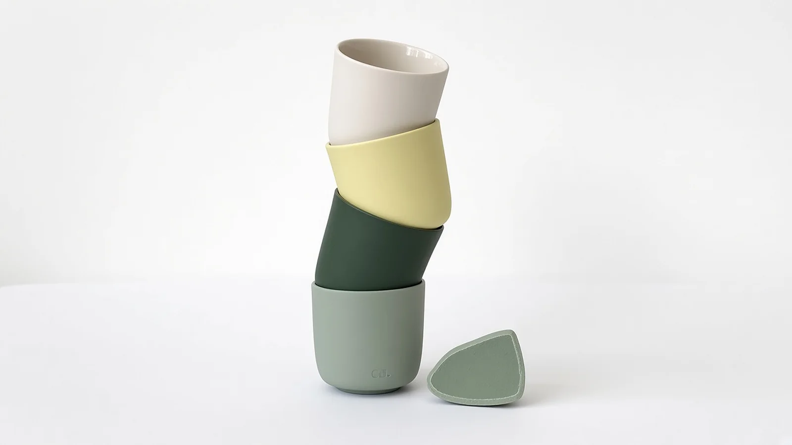 Tasses en porcelaine colorée dans la masse empilées, vert sauge, vert pinède, jaune et blanc