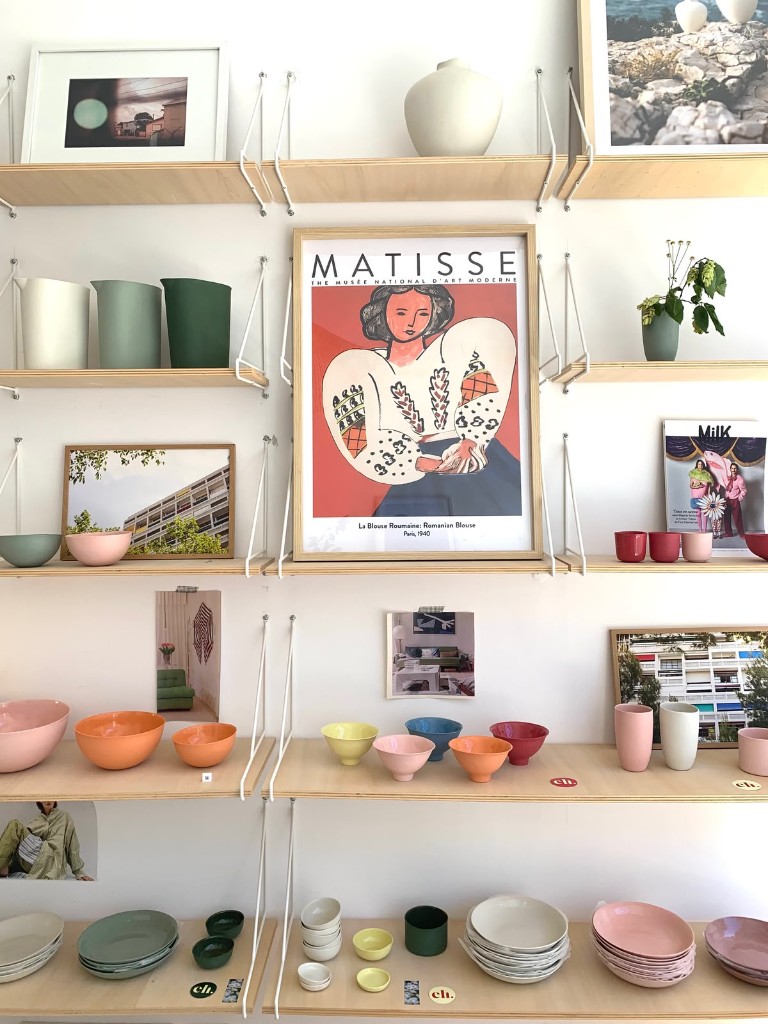 Les étagères de l'atelier Elisabeth Hardy : tasses, bols et assiettes en porcelaine colorée