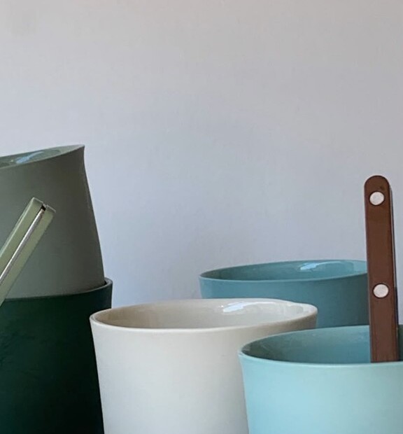Tasses en porcelaine dans les camaïeux de verts Lagon, Pinède et Craie